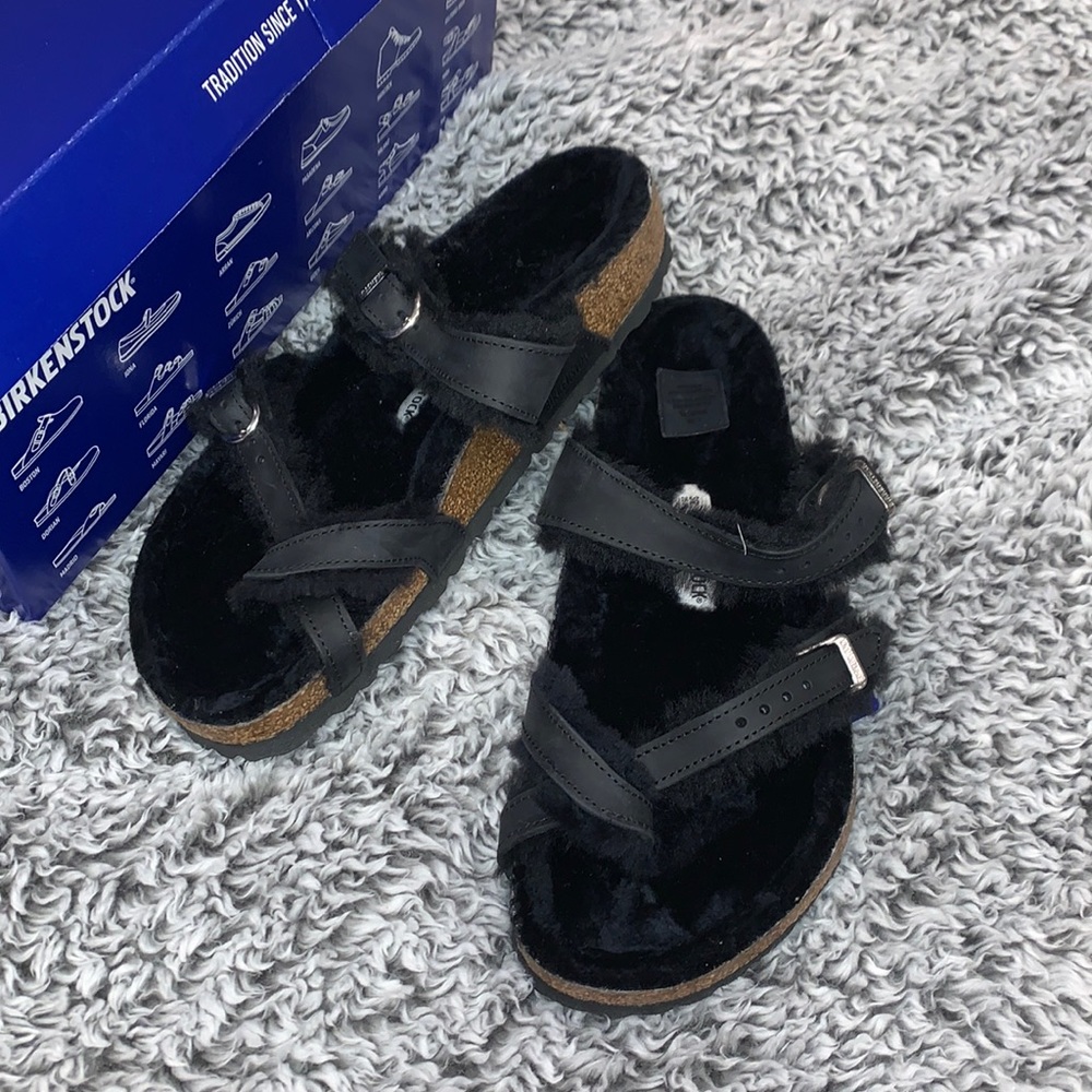 Black fur Birkenstock’s